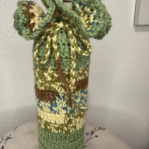 Handmade Crotchet Ruffled Wine Bottle Holder with Drawstring - Picture 6 of 8
